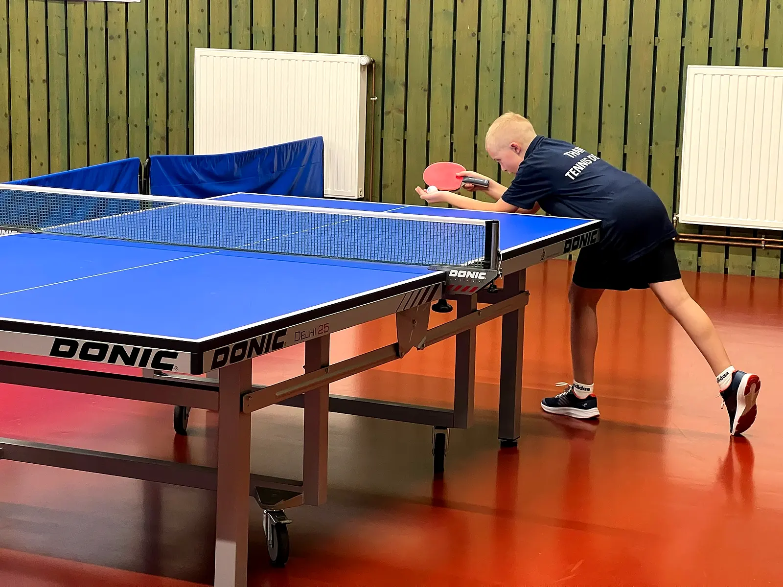 Jeune joueur du Thann TTC au service à l'entraînement