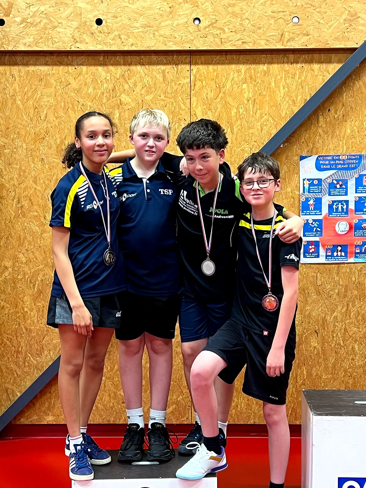 Jeunes du Thann TTC sur le podium avec leurs médailles