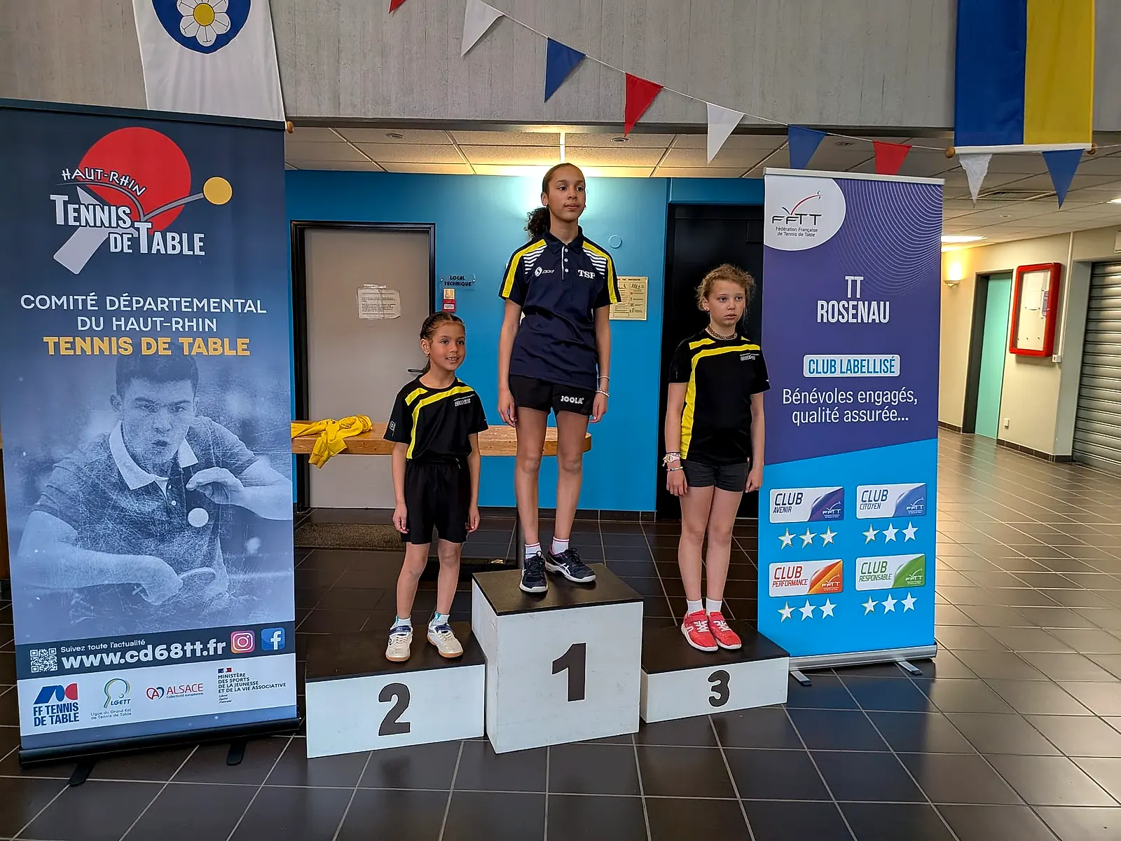 Jeunes joueuses du Thann TTC sur le podium d'un tournoi