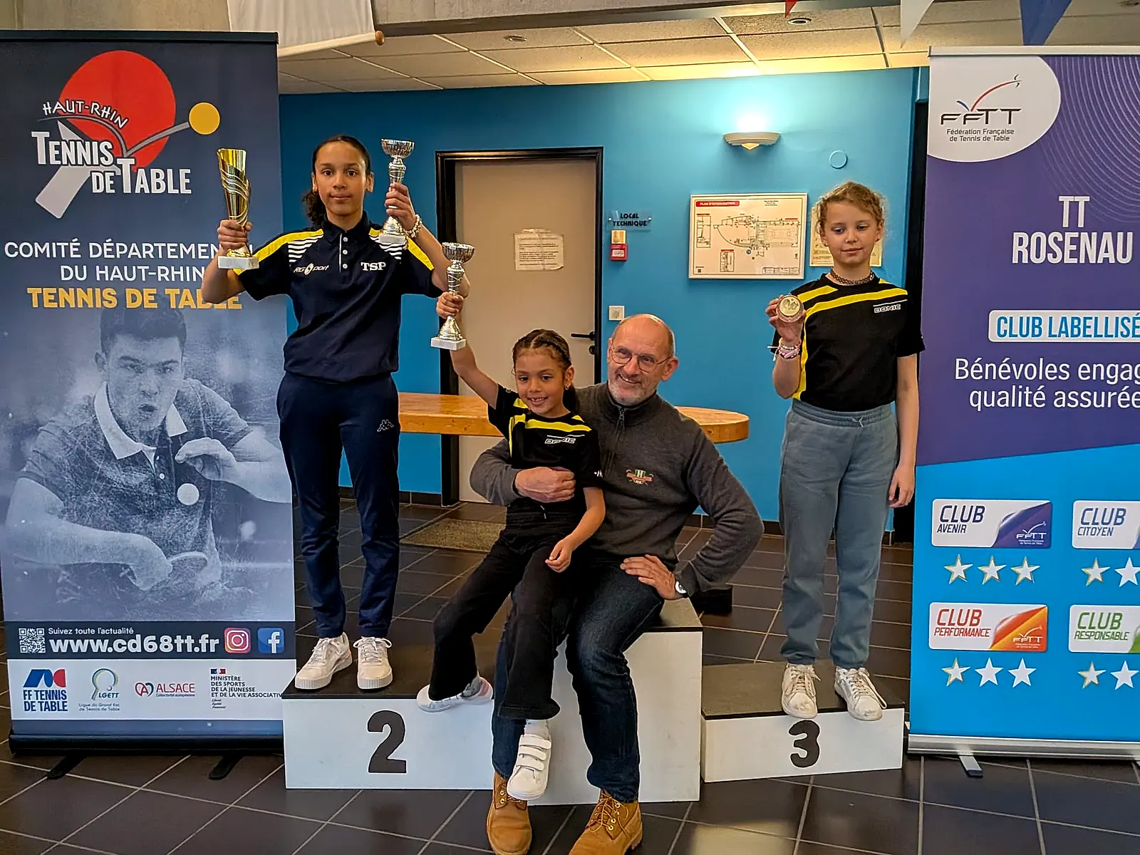 Remise des coupes aux jeunes du Thann TTC avec leur encadrant
